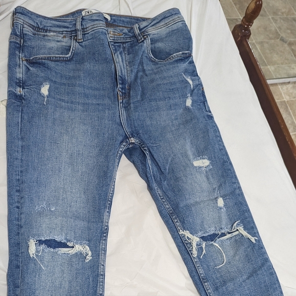 Zara unisex 31w ripped jeans looks brand new - Picture 2 of 2